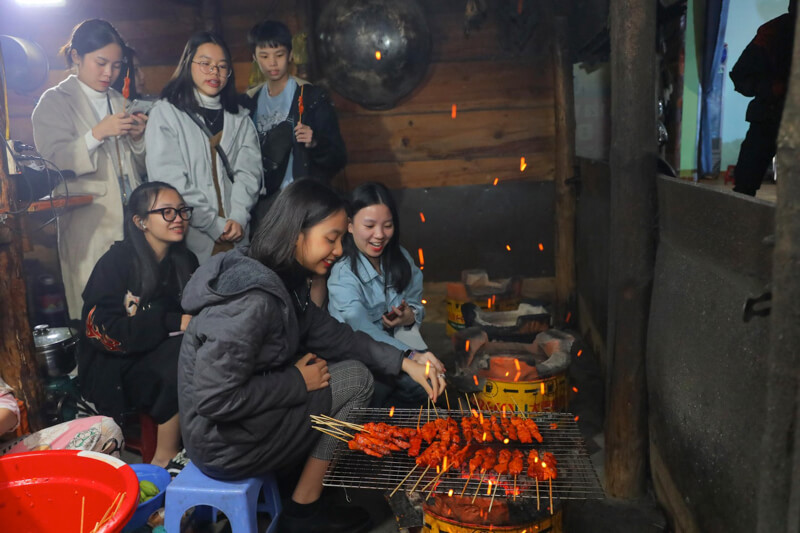 Học sinh VAS hòa mình vào lối sống thường nhật của người dân bản địa