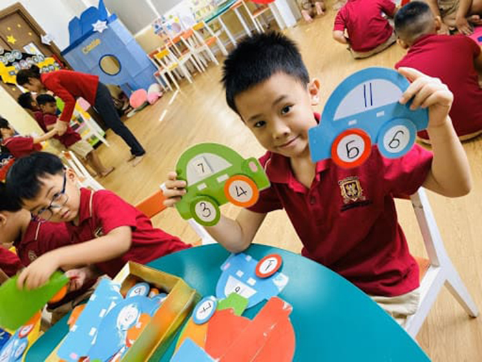 Cho con tiếp xúc với không gian vui nhộn, môi trường tích cực 